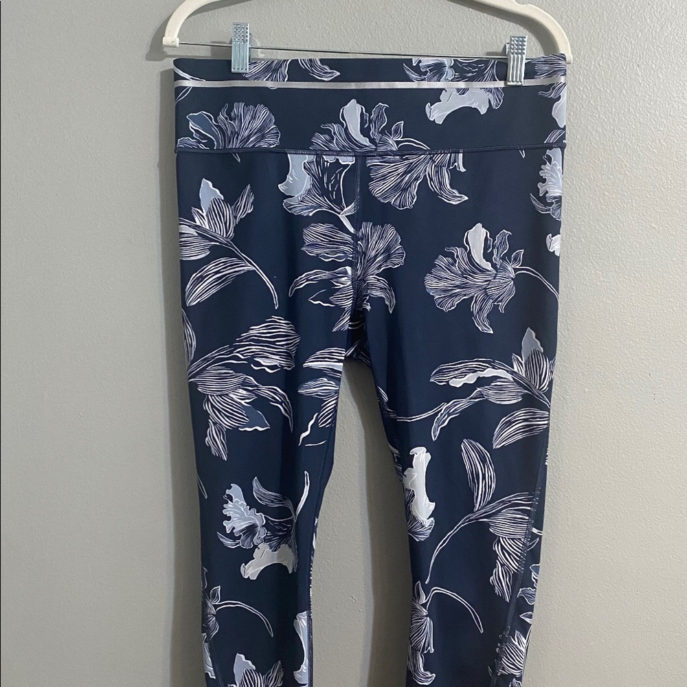 Excellent condition size L Athleta capris.